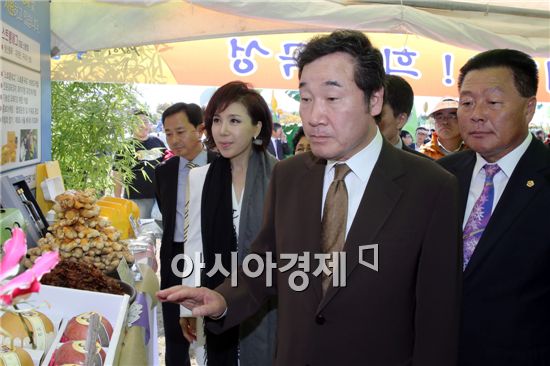 ‘자연과 인간이 함께 하는 생명농업’을 추구하는 제12회 대한민국농업박람회 23일 오전 전라남도농업기술원(나주시 산포면 소재)에서 화려한 개막식을 갖고 11일간의 대장정에 들어갔다. 이낙연 전남도지사가 전시장을 둘러보고 있다. 사진제공=전남도
