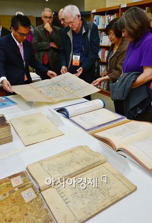 [포토]한국의 고지도 살펴보는 세계 고지도 전문가들 