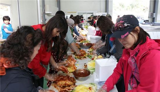 <‘진도애 농장’에서 열린 팜파티 참가자들이 유기농 배추로 김치 담그기 체험을 하고 있다.>
