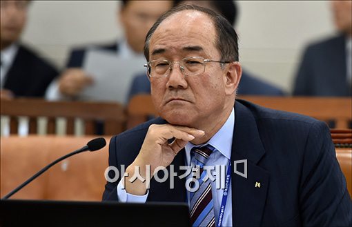 [2015 국감]이덕훈 수은 행장 “조선사 헤비테일 거래 10월부터 근절”