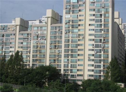 ▲'김부선 난방비' 사건으로 논란이 된 옥수동 H 아파트. 24일 아파트 입주자 대표회의는 중앙난방을 개별난방으로 변경작업할 시공사를 선정했다.
