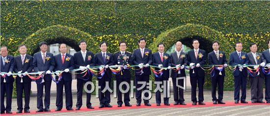 가을 대표축제인 2014 대한민국 국향대전이 24일 함평군 함평읍 함평엑스포공원에서 개막했다.
 
대한민국 국향대전은 지난 2004년부터 개최하고 있으며, 규모나 내용면에서 전국 최고의 국화축제로 손꼽히고 있다.
 
이날 개막식에서 안병호 함평군수, 정수길 함평군의회의장을 비롯한 기관사회단체장 등 30여 명은 사회자의 안내에 따라 테이프를 자르며 개막을 축하했다.