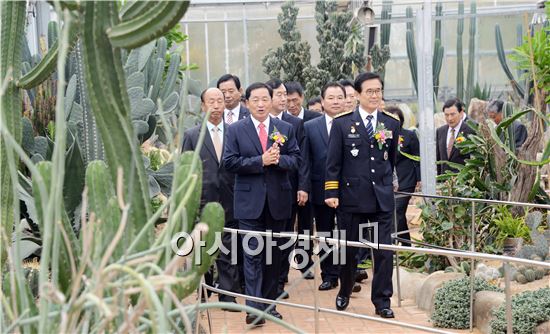 [포토]다육식물관 관람하는 안병호 함평군수