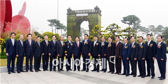 [포토]기념촬영하는 안병호 함평군수와 참석자들