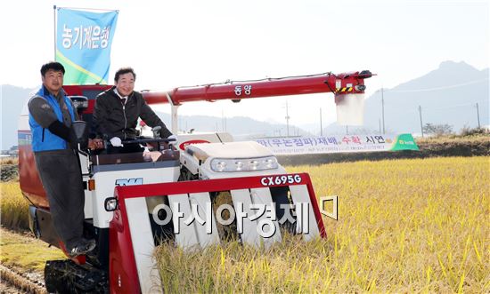 이낙연 전남도지사가 24일 오후 보성군 득량면 예당리 들녘에서 직파재배한 벼를 콤바인을 이용해 수확하는 시연을 하고 있다. 벼 직파재배는 농경지에 직접 벼 씨앗을 뿌려서 농작물을 재배하는 농사방법이다. 사진제공=전남도