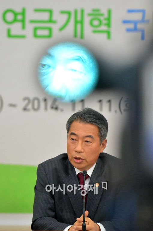 [포토]공무원연금개혁을 향한 정종섭 안행부 장관의 시선 