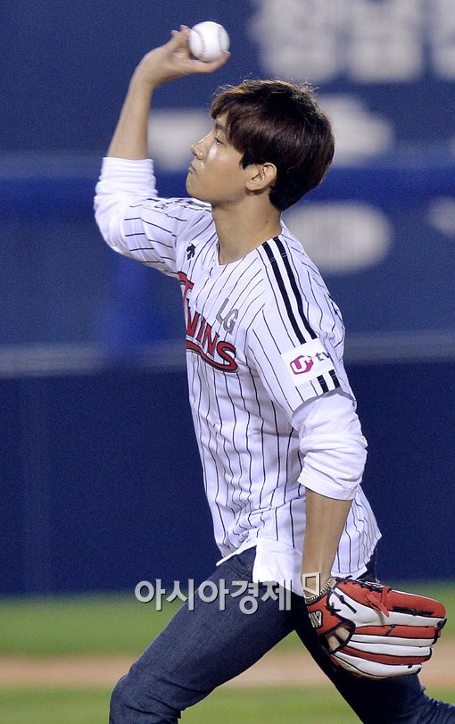 [포토]프로야구 준PO 3차전 시구하는 최강창민