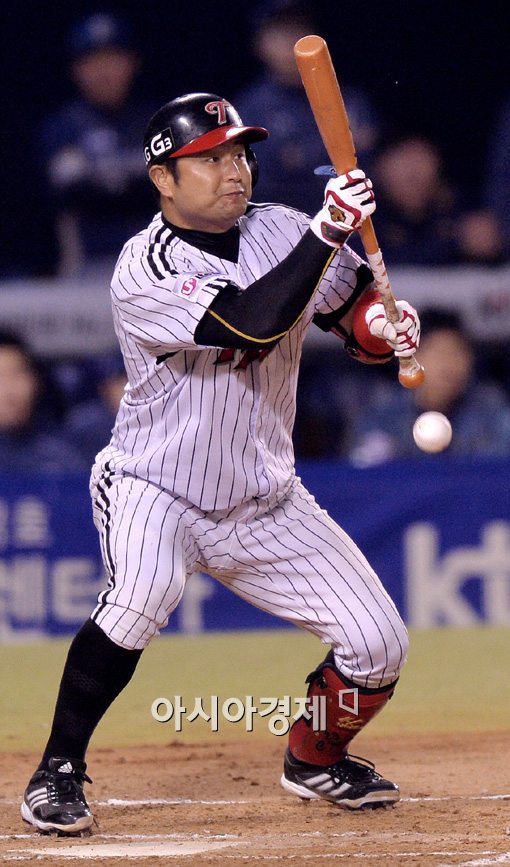 [포토]스퀴즈 번트 시도하는 LG 최경철
