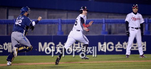 [포토]이진영,'스퀴즈 작전은 완전 실패야'