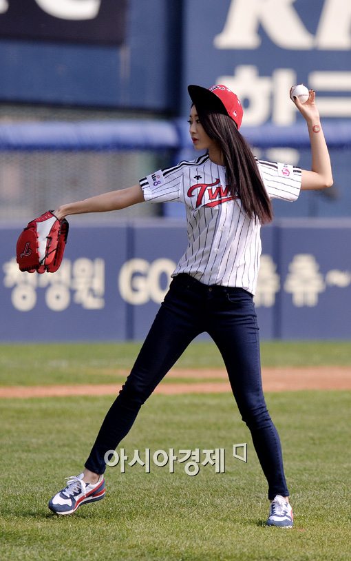 [포토]프로야구 준PO 4차전 시구하는 나인뮤지스 경리