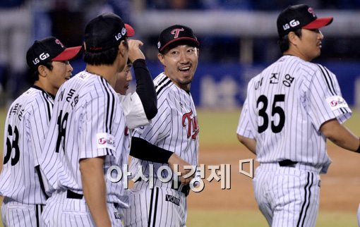 [포토]정성훈,'플레이오프는 우리가 간다'