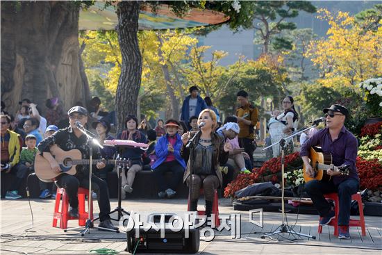 통기타 팀 노래발자국이 함평국화축제장에서 관광객들을 상대로 연주를 하고있다. 노해섭 기자 nogary@