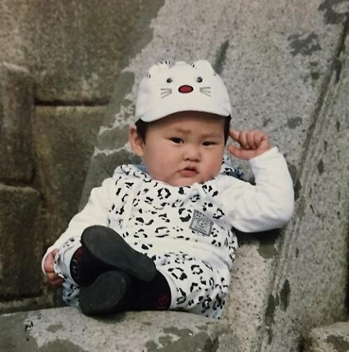 엑소 멤버 시우민, '한 포즈' 하는 어린 시절에 네티즌 "모태 귀요미"