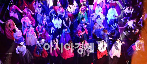[포토]들어는 보셨소? '한복댄스파티' 