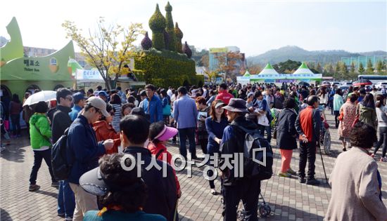 전형적인 가을 날씨가 이어진 가운데 휴일인 26일 함평국향대전이 열리고 있는 함평엑스포공원에 전국에서 수많은 관광객들이 몰려들어 그윽한 국화향기를 맡으면서 깊어가는 가을을 만끽했다. 노해섭 기자 nogary@