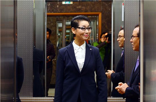 김성주 대한적십자 총재가 27일 오전 출근해 엘리베이터를 타고 있다. 