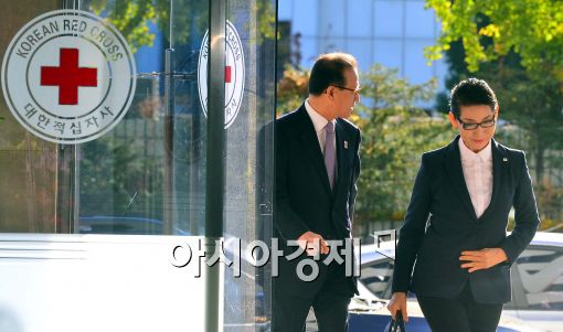 [포토]출근길 김성주 총재