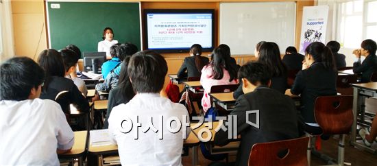 동신대학교가 광주·전남·전북 지역 고등학생들의 진로·직업 탐색  뿐만 아니라 중학교 자유학기제 직업 탐색 프로그램의 충실한 운영을 지원하기 위해 ‘Dream & Smile Supporters’를 운영해 인기를 끌고 있다. 
