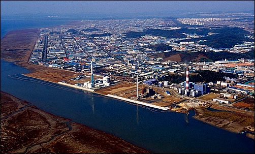 1994년 방조제 건설 이후 급격한 산업화와 도시화로 공단 혜수가 유입되며 한때 환경오염의 대명사로 불렸던 시화호.