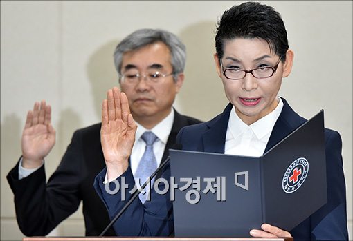 [포토]증인선서하는 김성주 한적 총재