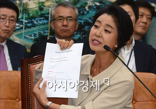 국감 출석 '난방투사' 김부선 "주거생활까지 5대악으로 입법해야"