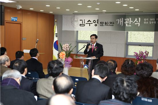이동진 도봉구청장이 김수영 문학관 개관식에서 인사말을 하고 있다.