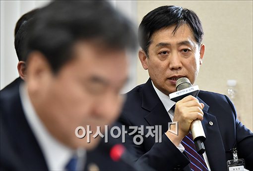 [포토]답변하는 김주현 예보 사장