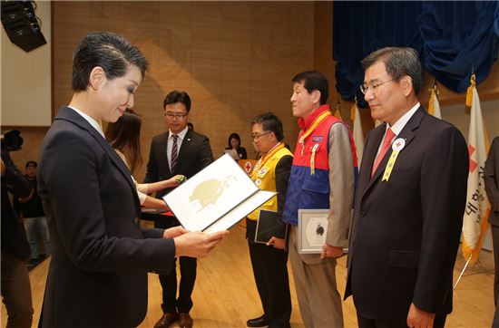 대구은행, 대한적십자사 적십자회원 유공장 최고명예대장