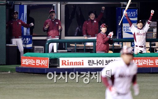 [포토]윤석민 역전 쓰리런에 환호하는 넥센 염경엽 감독과 덕아웃