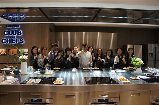 ▲삼성 클럽드셰프 맴버인 에릭 트로숑(Eric Trochon)과 함께 '삼성 컬리너리 클래스(Samsung Culinary Class)에 참석한 국내 고객들이 수료 기념촬영을 하고 있다.
