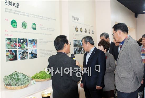 유근기 곡성군수 등 참석자들이 친환경 자연농업 홍보관을 둘러보고있다.