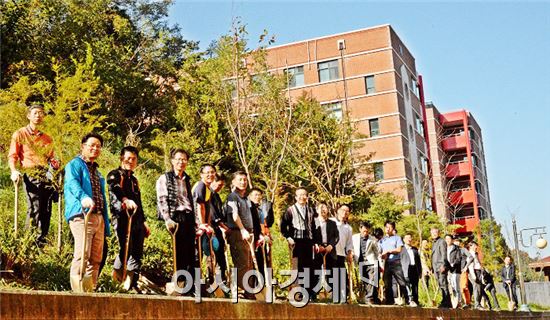 육림의 날 맞이 나무심기에 나선 순천대학교 송영무 총장과 직원일동이 기념사진을 촬영하고 있다.