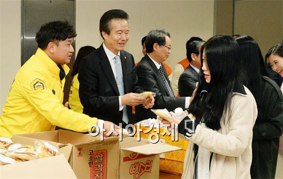 송영무 순천대 총장이  중간고사 준비 학생들에게 간식을 나눠주고있다.