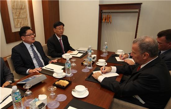 ▲구자균 LS산전 부회장(왼쪽 첫번째)과 미셸 세라 알스톰 아시아 총괄 사장(우측 아래)이 양사의 HVDC 산업 협력 방안에 대해 논의하고 있다.