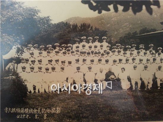 이승만 대통령과 장개석 대만 총통이 1949년 경남 진해 군항마을에서 회담을 가진 후 찍은 기념 사진. 제공=국가기록원