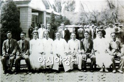 백범 김구 선생이 1946년 경남 진해 군항마을을 방문해 지역 인사들과 찍은 사진. 제공=국가기록원
