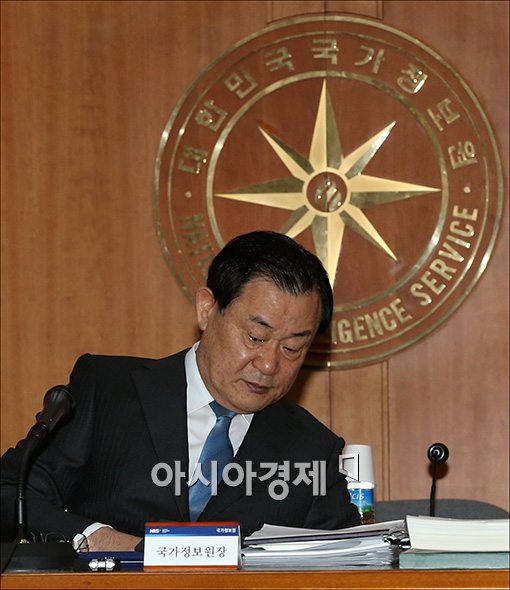 [포토]자료 살피는 이병기 국정원장
