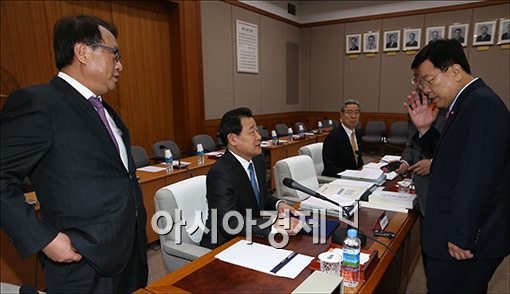 [포토]이야기하는 이병기·김광림