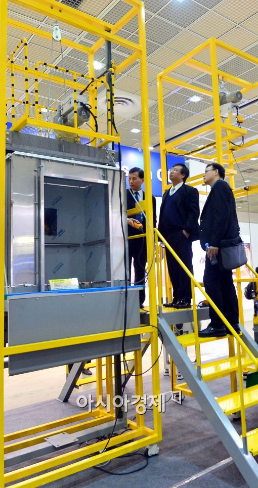 [포토]승강기 체험하는 관람객들