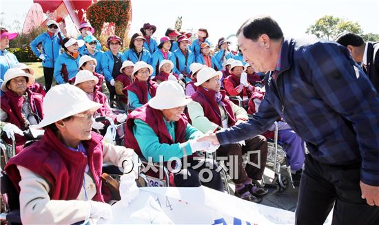 함평군, 거동불편 어르신 국향대전 나들이행사 개최