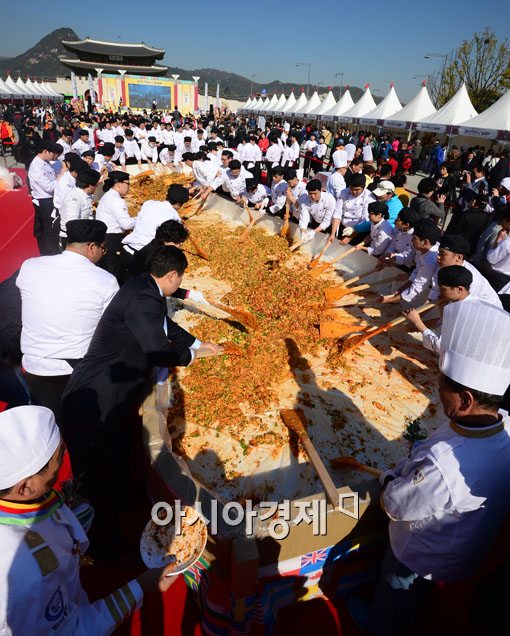 [포토]한식의날 기념 대형비빔밥 