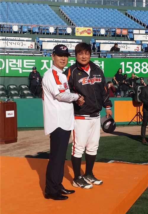 취임식을 마친 뒤 선수단 대표 김태균과 악수를 나누는 김성근 감독(왼쪽)[사진=나석윤 기자]