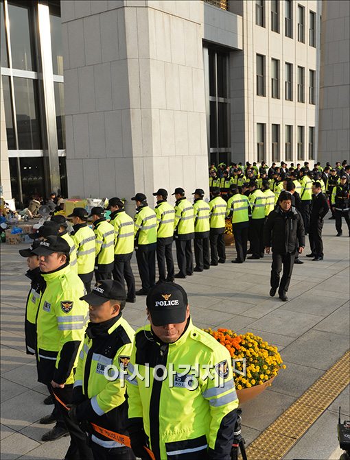 [포토]경찰로 둘러쌓인 세월호 유가족