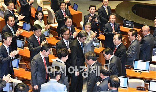 [포토]박수 받는 박근혜 대통령