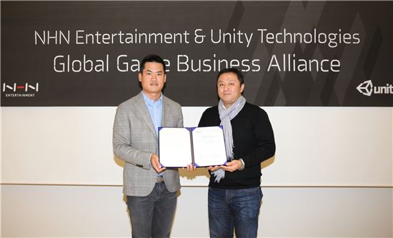 정우진 NHN엔터테인먼트 대표(왼쪽)와 양우형 유니티 코리아 대표가 글로벌 게임 시장에서의 경쟁력 확보를 위한 전략적 업무 제휴를 맺은 후 기념사진을 찍고 있다. 

