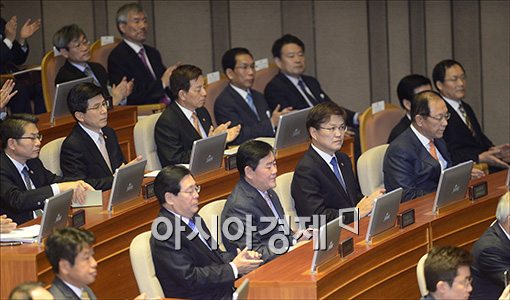 [포토]박수치는 국무위원들