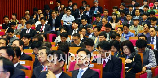 [포토]강연 경청하는 참석자들