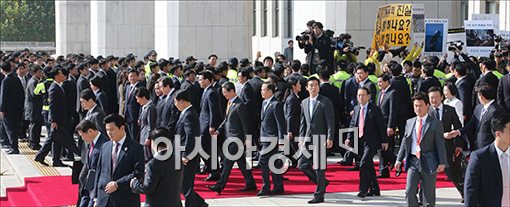 [포토]삼엄한 경비속 국회 떠나는 박근혜 대통령