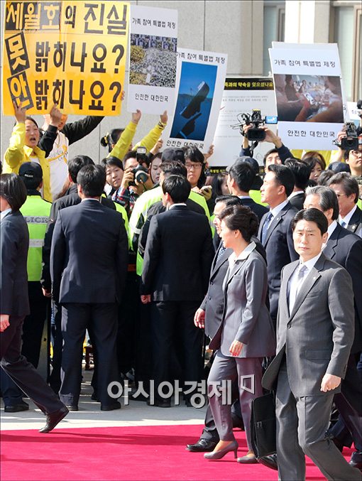 박근혜 대통령과 세월호 유가족 [사진=윤동주 기자]