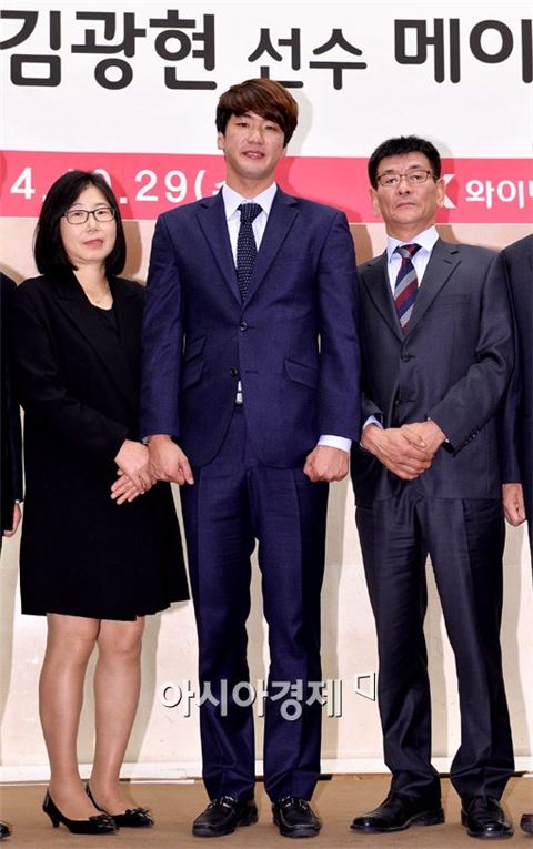 [포토]'MLB 도전 선언' 김광현,'키워주신 부모님과 함께'